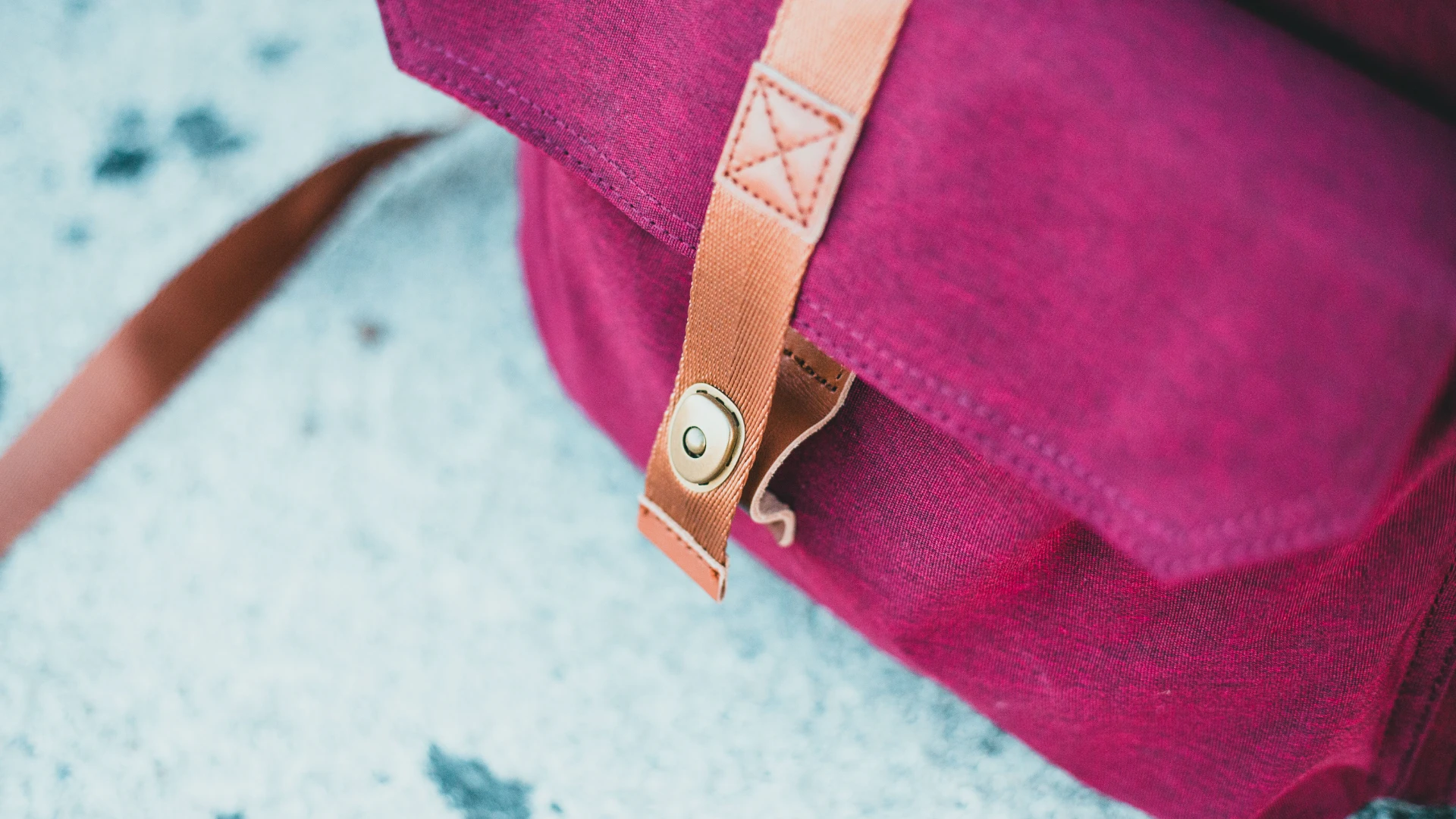 Produk Fashion yang Cocok Menggunakan Warna Burgundy