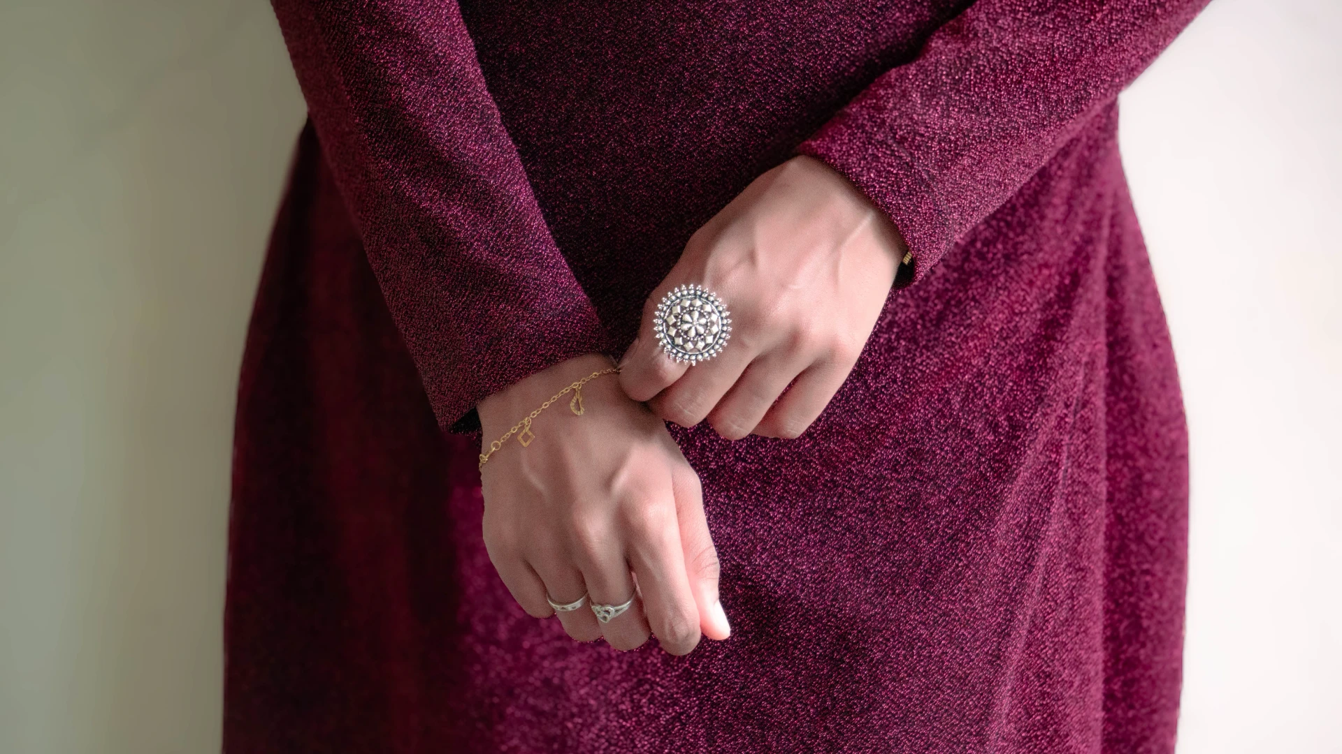 Alasan Warna Burgundy Banyak Dipilih oleh Brand Fashion
